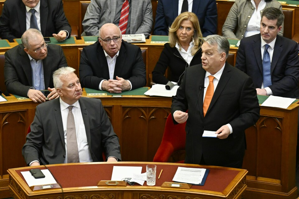 Ungarns statsminister Viktor Orban (oransje slips) taler til Ungarns nasjonalforsamling mandag. Ungarns statsminister Viktor Orban (oransje slips) taler til Ungarns nasjonalforsamling mandag. Foto: Denes Erdos / AP / NTB