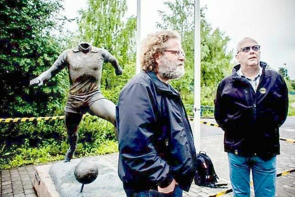 Slik så Tom Lund-statuen ut i slutten av juni. Bjørn Sørvang Hansen og Kjell Hulby likte ikke synet. FOTO: FREDRIK BJERKNES