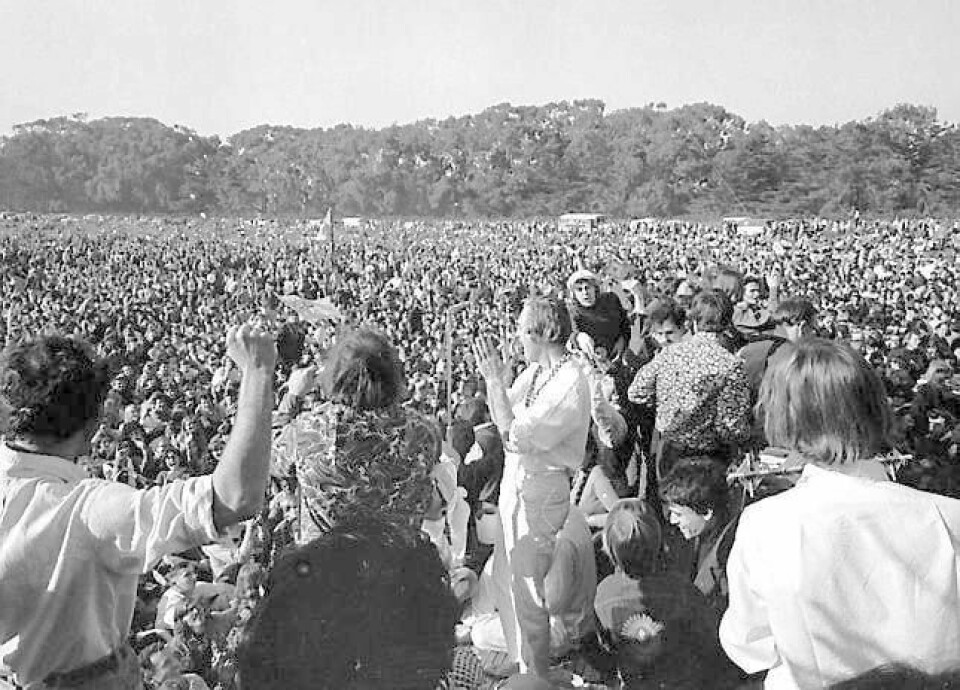 Timothy Leary holder en av sine syrehappenings for 15.000 frammøtte i San Francisco i 1967. Høydepunktet for hippiekultur og psykedeliakunsten. FOTO: NTB SCANPIX