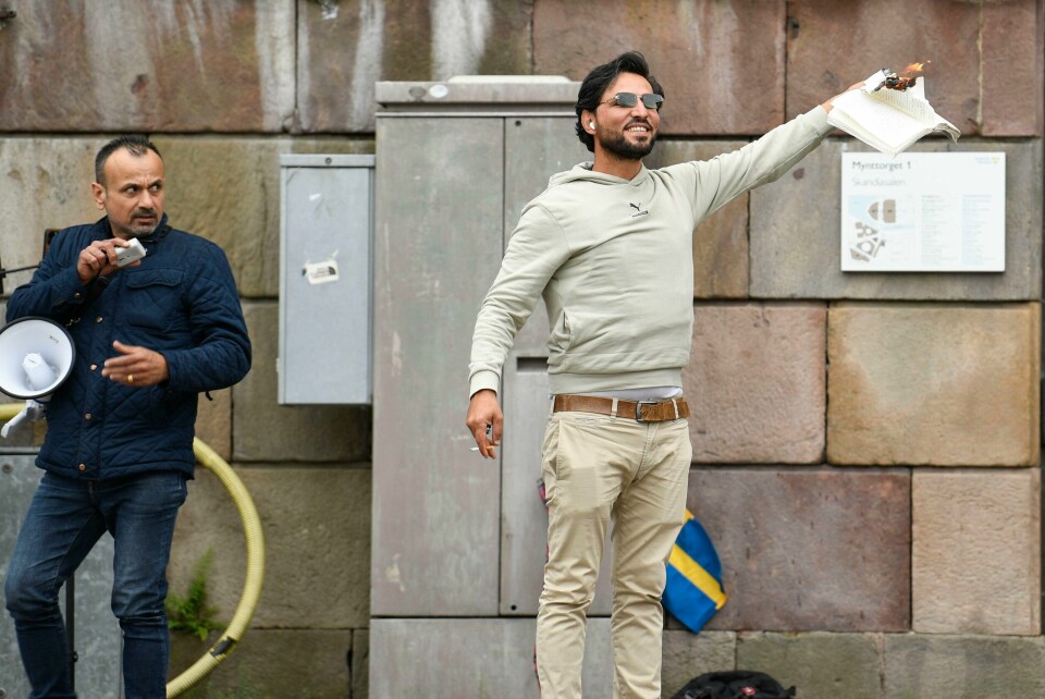 Mandag var det nok en aksjon i Stockholm der en koran ble brent, denne gangen på Mynttorget utenfor Stockholm slott, rett overfor Riksdagen. Mandag var det nok en aksjon i Stockholm der en koran ble brent, denne gangen på Mynttorget utenfor Stockholm slott, rett overfor Riksdagen. Foto: Oscar Olsson / TT / NTB