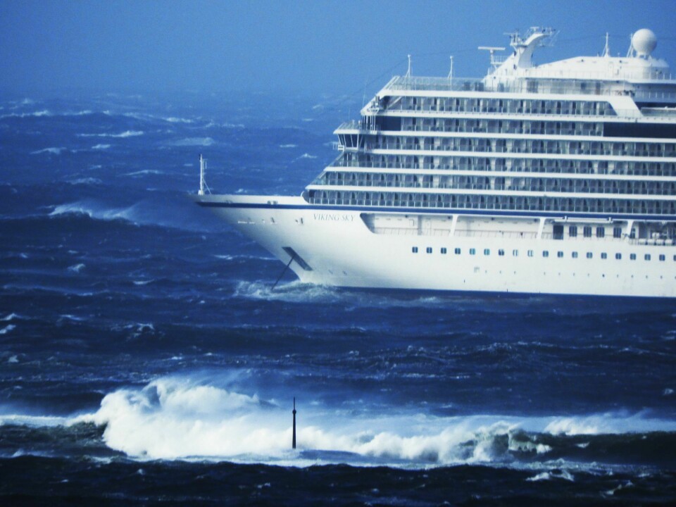 Det er snart fem år siden «Viking Sky» var involvert i en av de mest dramatiske nestenulykkene noensinne i Norge. Siden har offentligheten fått svært lite informasjon, skriver Eivind Pedersen. Bildet viser cruiseskipet i drift mot land på Hustadvika i mars 2019. Cruiseskipet Viking Sky i Hustadvika 2019