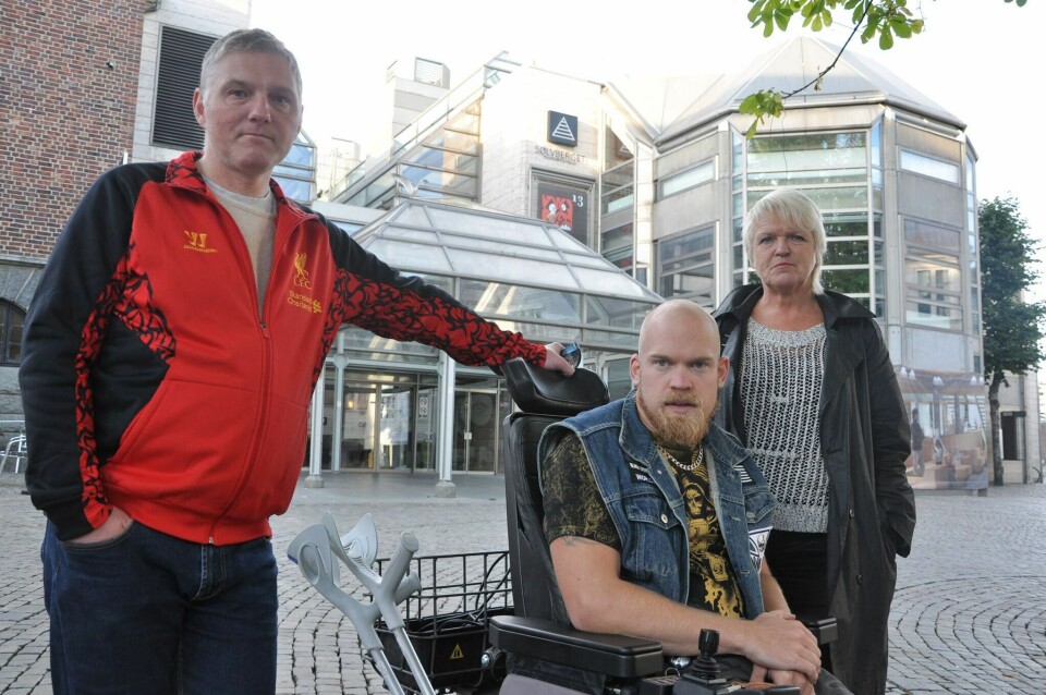 Steinar Halleland (til venstre) starter opp sin første Venneklubb for funksjonshemmede. Med på laget har han cp-rammede Helge Kvamme Solvik og moren Wenche Solvik. - Det er en fin mulighet, man taper ingenting på å prøve, oppfordrer Helge Kvamme Solvik. Foto: Therese Ravndal