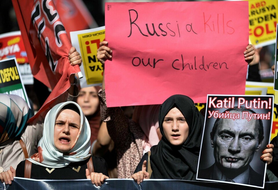 Demonstranter bærer plakater mot Putin og Russlands militære operasjoner i Syria. Offensiven kan gjøre Russland enda mer hatet enn USA blant radikale islamister. FOTO: AP PHOTO/NTB SCANPIX