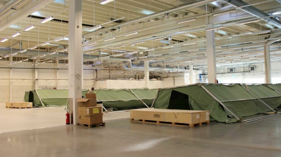 Om kort tid åpner et nytt ankomstsenter for asylsøkere i det nedlagte Smart Club-bygget ved E6 på Råde i Østfold. Oppslåtte telt med 1000 sengeplasser skal avlaste presset på Politiets utlendingsenhet på Tøyen i Oslo. FOTO: KJERSTI THEA STRØMNES