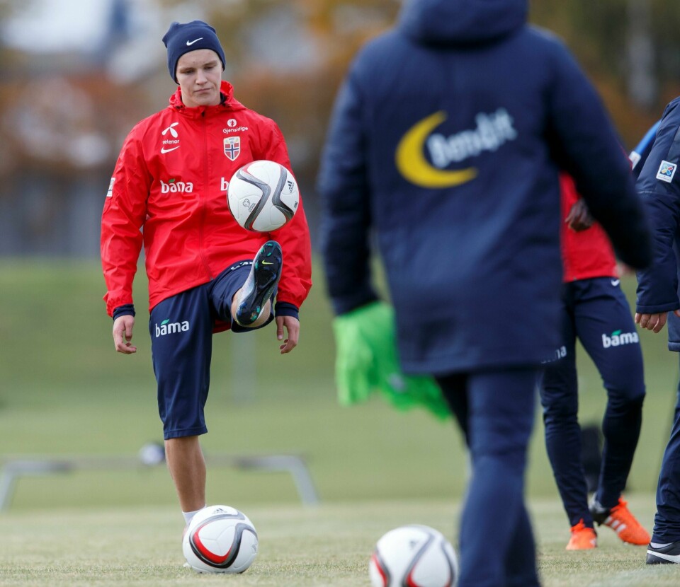 Martin Ødegaard lekte seg mye med ball på gårsdagens landslagstrening på Lillestrøm. I dag trener laget på Ullevaal. FOTO: CORNELIUS POPPE/NTB SCANPIX