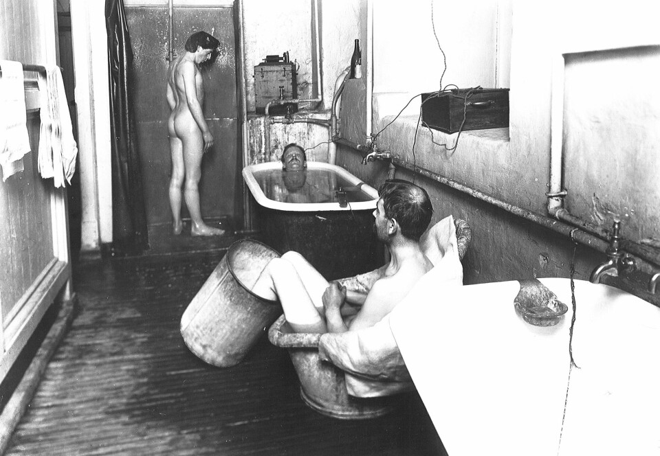 KURBADET 1908: «Det kolde Sædebad tages paa følgende Maade: Et til dette Øiemed forfærdiget Badekar (...) eller i Mangel heraf en saakaldt Affskjæring af Træ, Zink eller Blik (...) fyldes en Fjerde- eller Femtepart med koldt Vand. I dette Kar sætter man sig afklædt som paa en Stol, saaledes, at det halve underliv indtil Egnen om Nyrerne og den øvre halvdel af Laarene kommer under Vand. (...) Badets Varighed er fra ½ til 3 Minutter.» Fra «Min Vand-kur» av Sebastian Kneipp, 1891. ALLE FOTO: L. SZACINSKI/OSLO MUSEUM KURBADET 1908: «Det kolde Sædebad tages paa følgende Maade: Et til dette Øiemed forfærdiget Badekar (...) eller i Mangel heraf en saakaldt Affskjæring af Træ, Zink eller Blik (...) fyldes en Fjerde- eller Femtepart med koldt Vand. I dette Kar sætter man sig afklædt som paa en Stol, saaledes, at det halve underliv indtil Egnen om Nyrerne og den øvre halvdel af Laarene kommer under Vand. (...) Badets Varighed er fra ½ til 3 Minutter.» Fra «Min Vand-kur» av Sebastian Kneipp, 1891. ALLE FOTO: L. SZACINSKI/OSLO MUSEUM