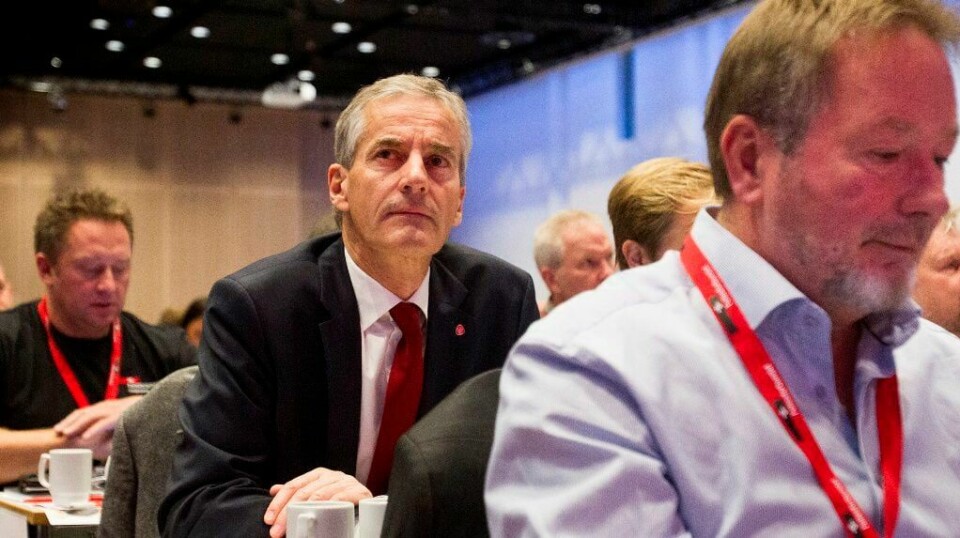 Ap-leder Jonas Gahr Støre på Fellesforbundets landsmøte tirsdag. Til høyre forbundsleder Arve Bakke. FOTO: ARNE OVE BERGO