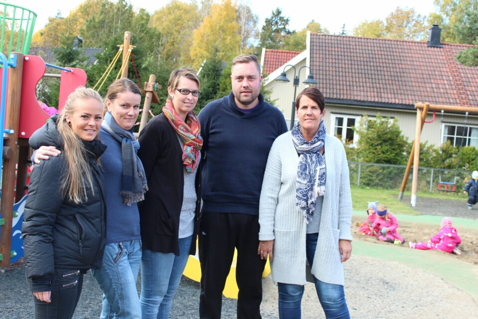 – Politikerne må sikre en nasjonal tilskuddssats for barnehagene, mener Maria Trandem, Vibeke Amble, Kristin Brogård-Olsen, Andreas Roer og Elin Buvik ved Smedhusåsen Barnehage. FOTO: PAUL NORBERG – Politikerne må sikre en nasjonal tilskuddssats for barnehagene, mener Maria Trandem, Vibeke Amble, Kristin Brogård-Olsen, Andreas Roer og Elin Buvik ved Smedhusåsen Barnehage. FOTO: PAUL NORBERG