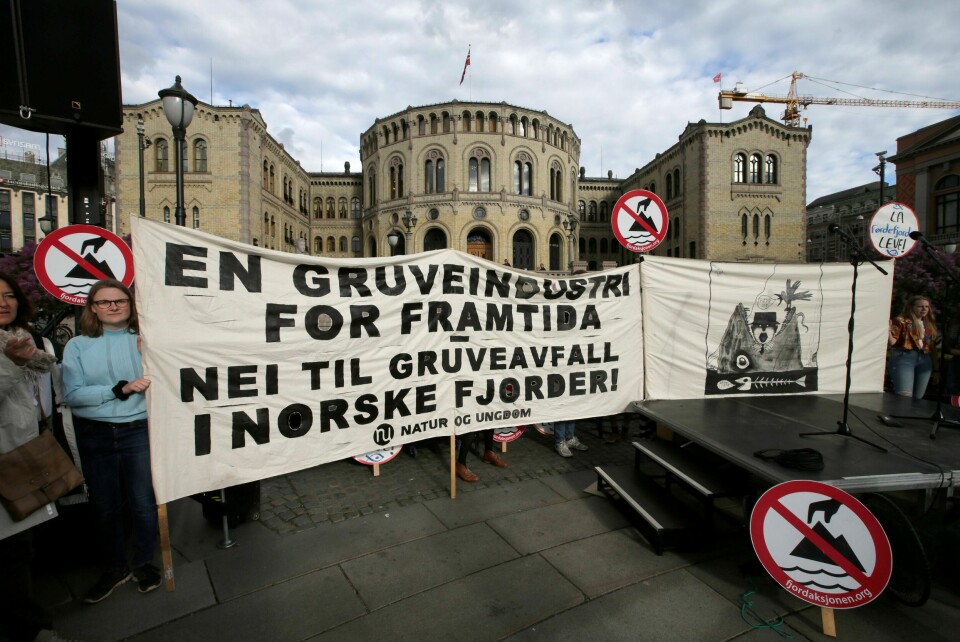 Lenge var protestene mot deponi for gruveavfall i Førdefjorden, begrenset til politiske aksjoner, slik som den Natur og Ungdom arrangerte utenfor Stortinget i mai. Nå har motstanderne tydd til både ESA og Juss-Buss, for å få gjennomslag for sitt syn om at fjorden må bevares som der er i dag. FOTO: VIDAR RUUD/NTB SCANPIX Lenge var protestene mot deponi for gruveavfall i Førdefjorden, begrenset til politiske aksjoner, slik som den Natur og Ungdom arrangerte utenfor Stortinget i mai. Nå har motstanderne tydd til både ESA og Juss-Buss, for å få gjennomslag for sitt syn om at fjorden må bevares som der er i dag. FOTO: VIDAR RUUD/NTB SCANPIX
