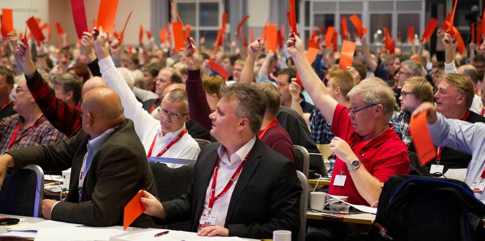 Nyvalgt leder i Norges viktigste industriforbund, Jørn Eggum, fulgte nøye med da EØS-spørsmålet var oppe til votering. En sterkt skeptisk uttalelse om Norges avtale med EU falt med 226 mot 229 stemmer. FOTO: ARNE OVE BEGO