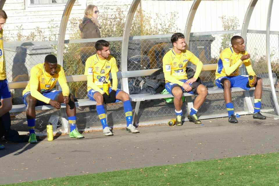 En nedbrutt Grorudgjeng etter at 3-1-ledelsen ble snudd til 3-4-tap, og de fikk høre at KFUM sikret seriegullet med 2-1 over Finnsnes. FOTO: PER ERIK MOEN En nedbrutt Grorudgjeng etter at 3-1-ledelsen ble snudd til 3-4-tap, og de fikk høre at KFUM sikret seriegullet med 2-1 over Finnsnes. FOTO: PER ERIK MOEN