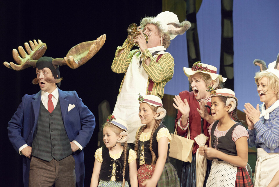 «Dyrene i Hakkebakkeskogen» er satt opp på Nationaltheatrets største scene. Fra venstre: Ole Johan Skjelbred, Ninni Spone, Anders Mordal, Karmen Spone, Andrine Sæther, Fanny Opheim Sampo og Anneke von der Lippe. FOTO: ØYVIND EEIDER/NATIONALTHEATRET «Dyrene i Hakkebakkeskogen» er satt opp på Nationaltheatrets største scene. Fra venstre: Ole Johan Skjelbred, Ninni Spone, Anders Mordal, Karmen Spone, Andrine Sæther, Fanny Opheim Sampo og Anneke von der Lippe. FOTO: ØYVIND EEIDER/NATIONALTHEATRET