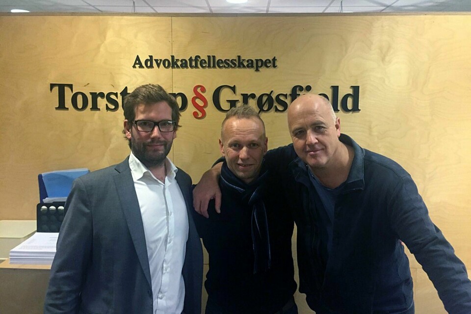 Forsvarerne Kristoffer Lerum (t.v) og Odd Rune Torstrup (t.h.) studerte dommen sammen med Kåre Nilsen på Torstrups kontor mandag ettermiddag. Foto: Magnus Grøsfjeld