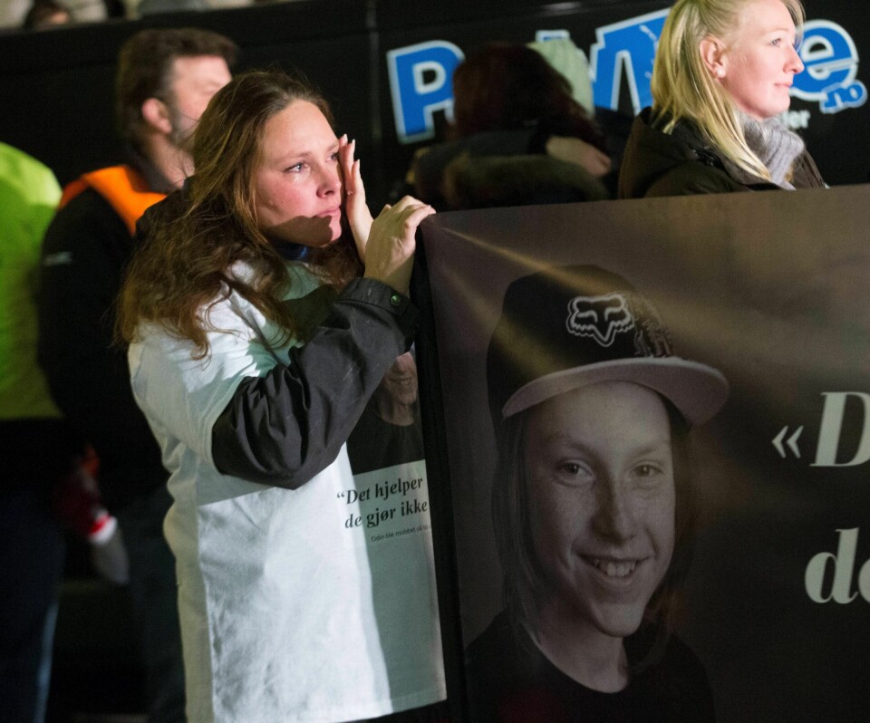 NOVEMBER I FJOR: Odins mamma Katrine Olsen Gillerdalen tørker en tåre. Søndag 16. november i fjor gikk flere tusen i fakkeltog mot mobbing i kjølvannet av Odin-saken. FOTO: TERJE BENDI KSBY/NTB SCANPIX NOVEMBER I FJOR: Odins mamma Katrine Olsen Gillerdalen tørker en tåre. Søndag 16. november i fjor gikk flere tusen i fakkeltog mot mobbing i kjølvannet av Odin-saken. FOTO: TERJE BENDI KSBY/NTB SCANPIX