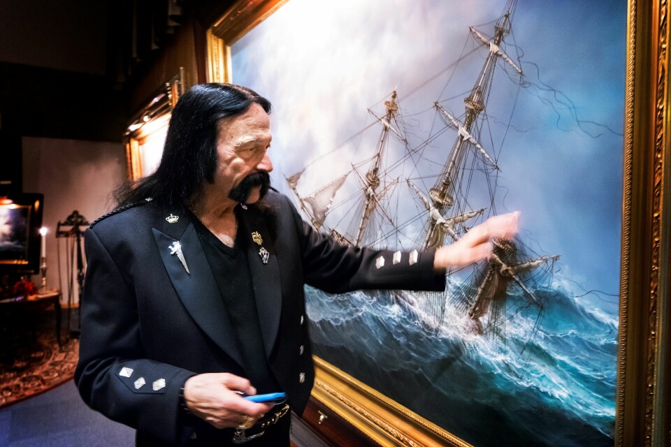 JULIUSSEN: Ivan Storm Juliussen med bildet Ingermannland rett før åpningen. Pris 250.000 kroner. JULIUSSEN: Ivan Storm Juliussen med bildet Ingermannland rett før åpningen. Pris 250.000 kroner.