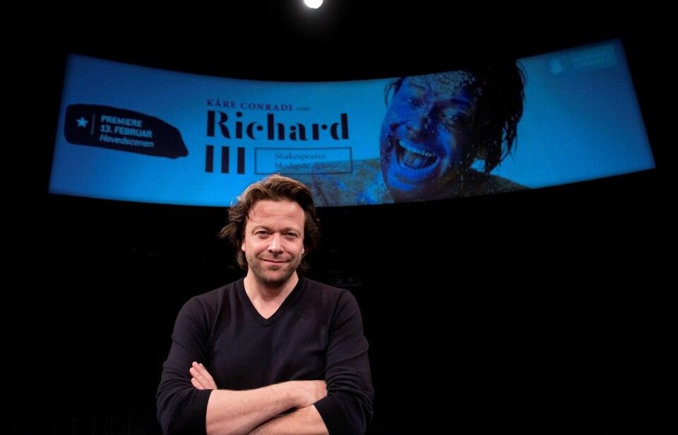 Kåre Conradi har lagt igjen de gamle Shakespeare-kostymene i London, og skal nå spille en mer moderne Richard III.