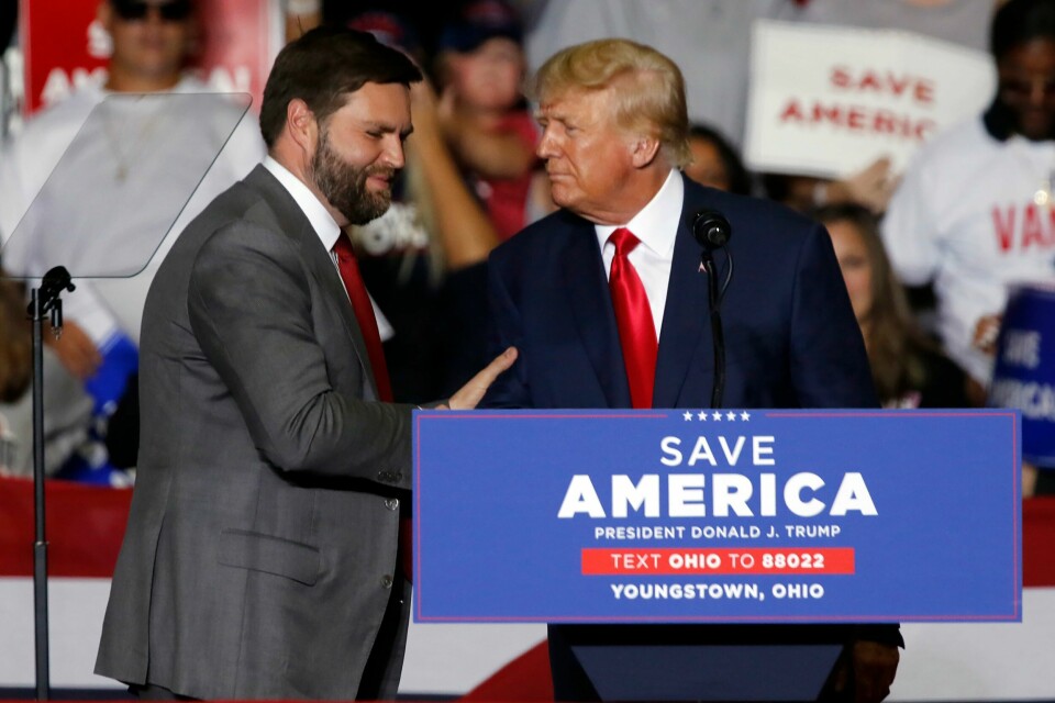 Ohio-senator JD Vance og ekspresident Donald Trump avbildet sammen i 2022. Former President Donald Trump welcomes JD Vance, Republican candidate for U.S. Senator for Ohio, to the stage at a campaign rally in Youngstown, Ohio., Saturday, Sept. 17, 2022. (AP Photo/Tom E. Puskar)
