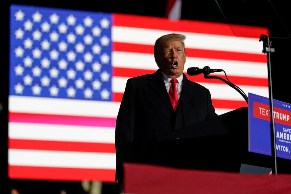 Donald Trump har igjen blikket rettet mot maktens korridorer i Washington D.C. Trump er Det republikanske partiets kandidat i årets presidentvalg. Former President Donald Trump speaks at a campaign rally in support of the campaign of Ohio Senate candidate JD Vance at Wright Bros. Aero Inc. at Dayton International Airport on Monday, Nov. 7, 2022, in Vandalia. (AP Photo/Michael Conroy)