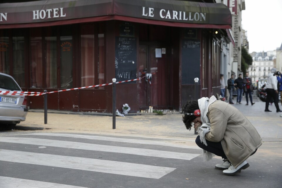 En ung kvinne sørger utenfor hotellbaren Carillon i Paris lørdag formiddag. Fredag ble minst 128 mennesker drept i et av de verste terrorangrepene i europeisk historie. FOTO: AFP/Francois Guillot En ung kvinne sørger utenfor hotellbaren Carillon i Paris lørdag formiddag. Fredag ble minst 128 mennesker drept i et av de verste terrorangrepene i europeisk historie. FOTO: AFP/Francois Guillot