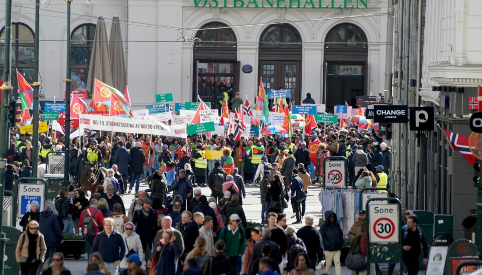 Eritreiske demonstrasjoner utenfor Østbanehallen før de gikk til Stortinget, fredag. Det skal være to eritreiske demonstrasjoner utenfor Stortinget – først av opposisjonen og så av de som blir omtalt som de regimevennlige. Politiet i Oslo forteller til NTB at de er forberedt på det som måtte komme i forbindelse med de eritreiske demonstrasjonene fredag. Foto: Terje Pedersen / NTB