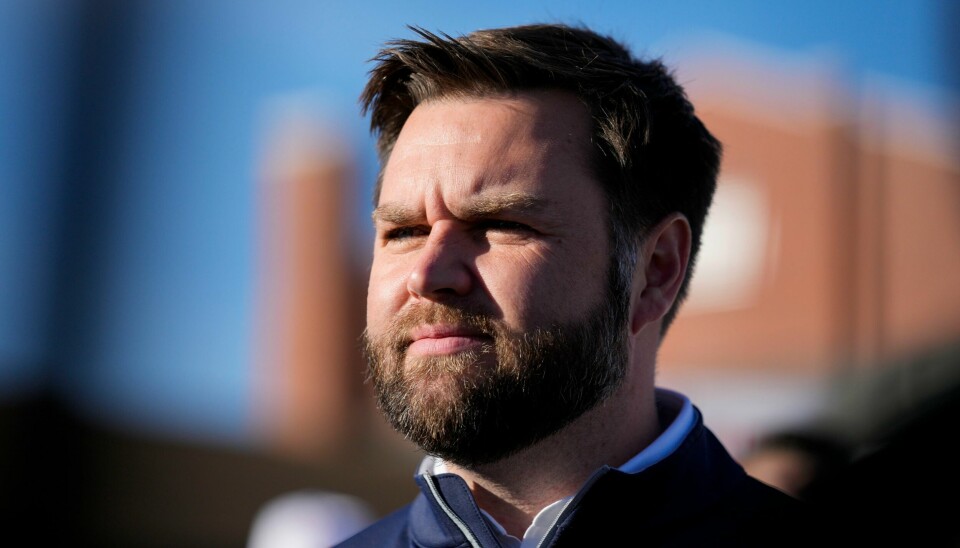 Den Donald Trump-vennlige, republikanske senatoren JD Vance (t.h.) er ikke fornøyd med den ferske hjelpepakken til Ukraina.