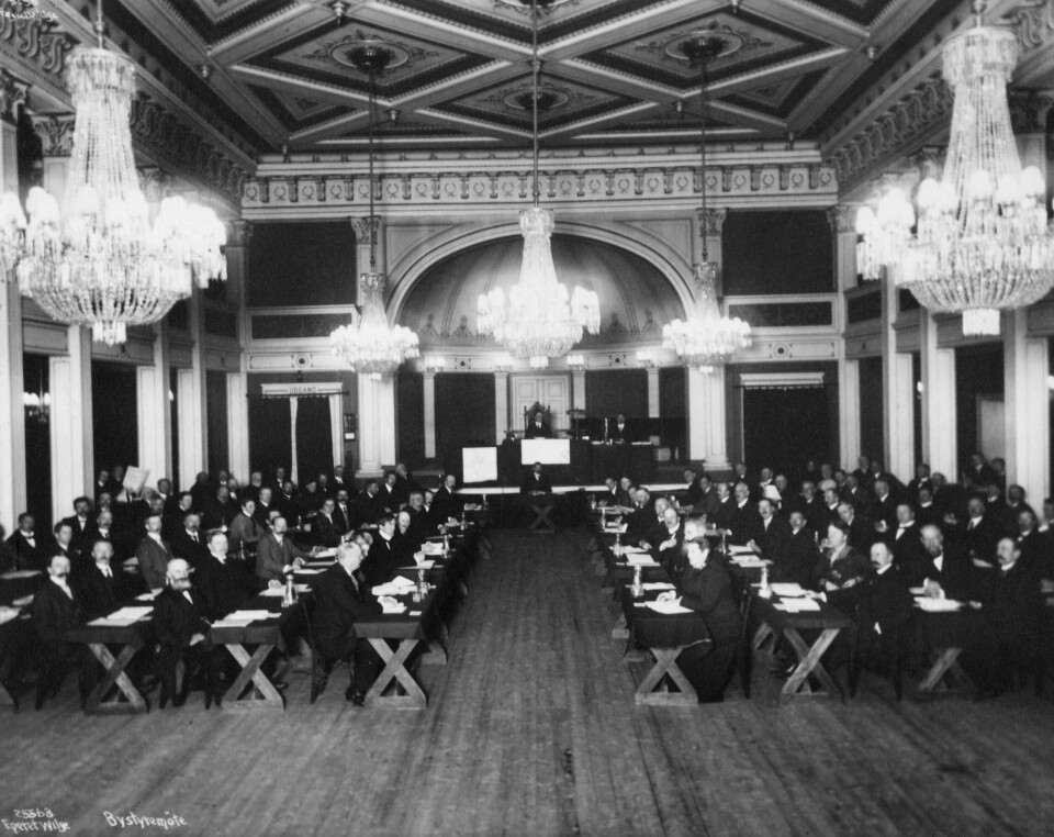 Bystyremøte i Den gamle logen 1911. Mot Bystyrets vilje ble Kristiania Oslo i 1924. Bystyremøte i Den gamle logen 1911. Mot Bystyrets vilje ble Kristiania Oslo i 1924.