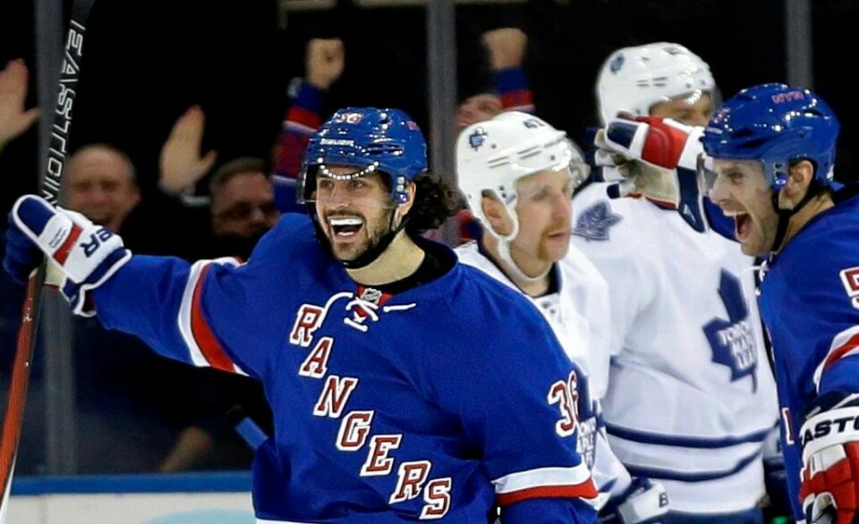 Mats Zuccarello Aasen jubler for scoringen som avgjorde kampen for New York Rangers miot Toronto. FOTO: SETH WENIG/AP/NTB SCANPIX