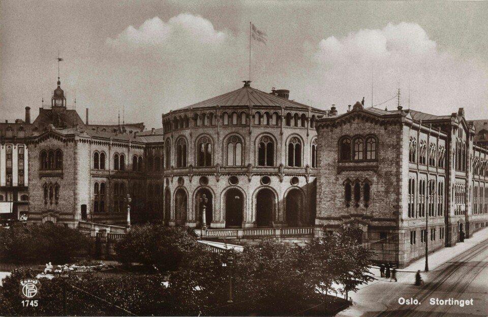 Etter den nye kommuneloven av 1921 ble beslutningsmyndigheten om navneskifte gitt til Stortinget. Byene selv fikk bare uttalelsesrett. Etter den nye kommuneloven av 1921 ble beslutningsmyndigheten om navneskifte gitt til Stortinget. Byene selv fikk bare uttalelsesrett.