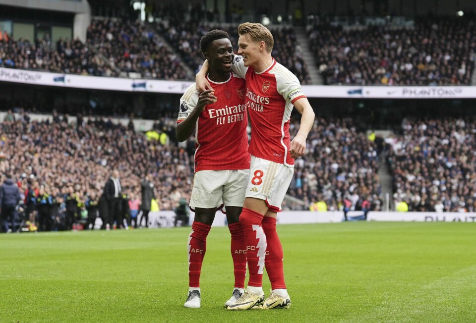 Martin Ødegaard og Bukayo Saka feirer sistnevntes mål i kampen mot Tottenham. Martin Ødegaard og Bukayo Saka feirer sistnevntes mål i kampen mot Tottenham. Foto: Zac Goodwin / PA via AP / NTB