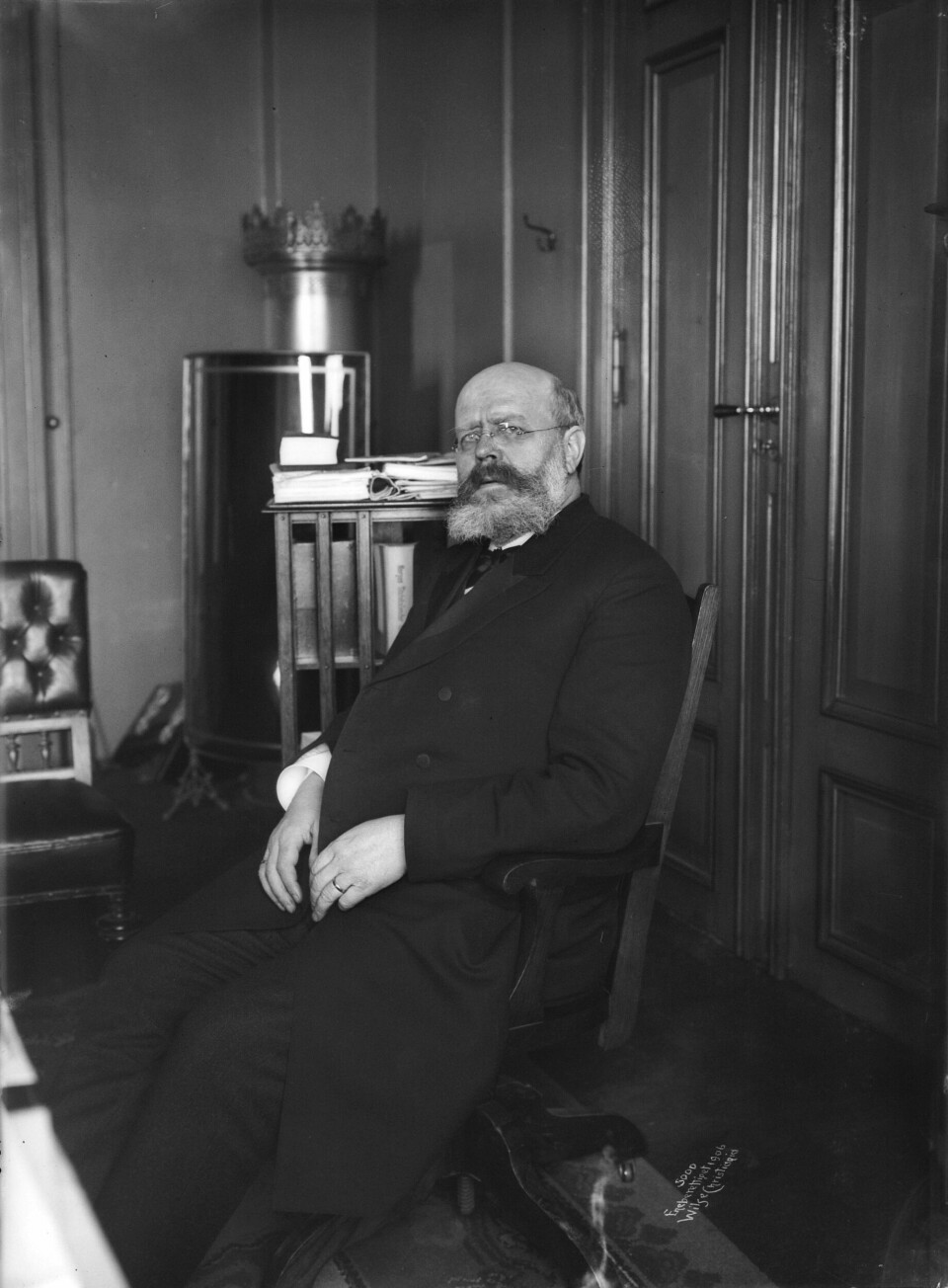 Målsak mot riksmål og by mot land var sentrale motsetninger i kampen om hovedstadsnavnet. Bondelagene fikk sitt eget sted med Kaffistova fra 1901. Målsak mot riksmål og by mot land var sentrale motsetninger i kampen om hovedstadsnavnet. Bondelagene fikk sitt eget sted med Kaffistova fra 1901.