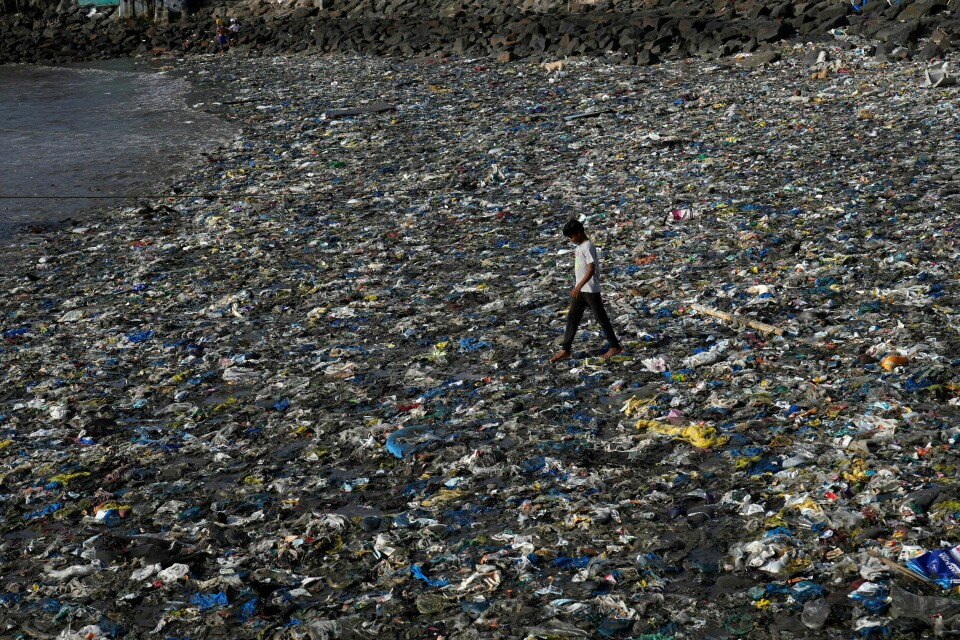 En gutt går blant plastforurensing på Badhwar Park-stranden ved Det arabiske hav i Mumbai, India. En gutt går blant plastforurensing på Badhwar Park-stranden ved Det arabiske hav i Mumbai, India.