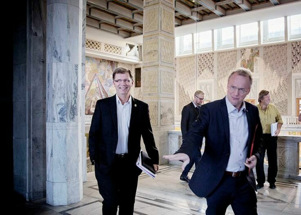Finansbyråd Robert Steen (AP) og byrådsleder Raymond Johansen (AP) inn til pressekonferanse for revidert oslobudsjett for 2016. FOTO: HILDE UNOSEN