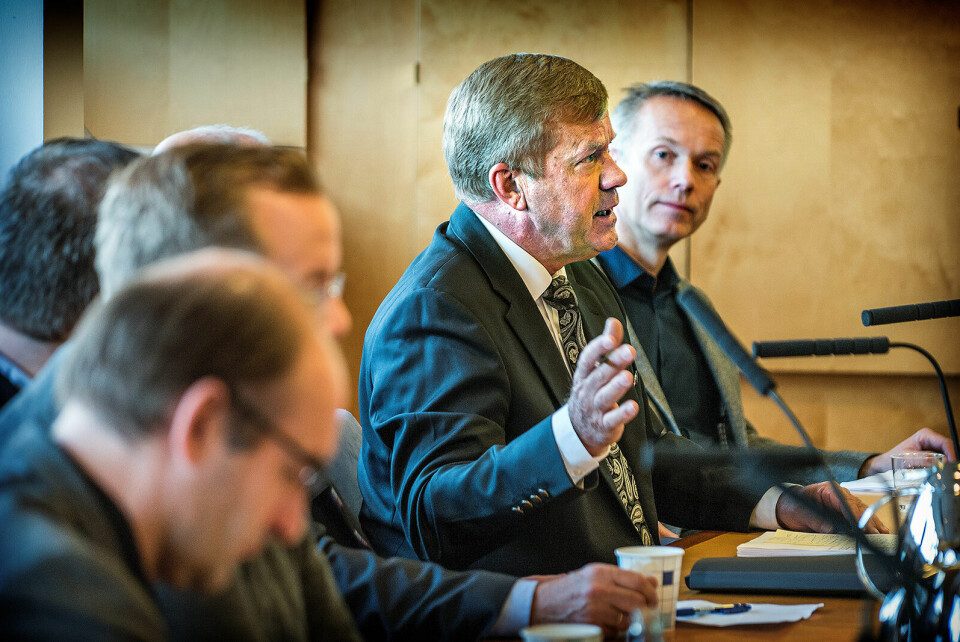 Helge Bjørnestad ba om en avklaring på at Stavanger kommune stiller tomter til disposisjon for nytt tinghus. I forgrunnen skimter vi Bjarne Kvadsheim (Sp) og Eirik Faret Sakariassen (SV). Helt til høyre Jorleif Jørgenvåg fra Statsbygg. Helge Bjørnestad ba om en avklaring på at Stavanger kommune stiller tomter til disposisjon for nytt tinghus. I forgrunnen skimter vi Bjarne Kvadsheim (Sp) og Eirik Faret Sakariassen (SV). Helt til høyre Jorleif Jørgenvåg fra Statsbygg.