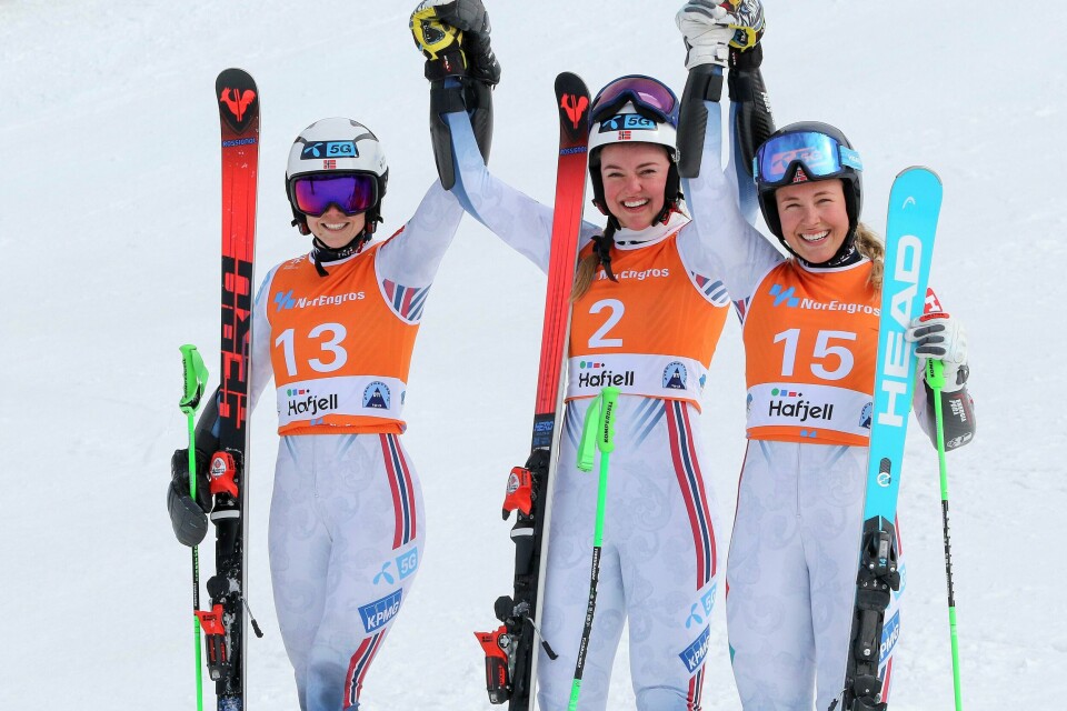 De norske teknikkvinnene har fått deg ny trener. Her er Thea Louise Stjernesund (midten), Kristin Lysdahl (t.v.) og Kajsa Vickhoff Lie (t.h.) avbildet etter storslalåm-NM. Thea Louise Stjernesund tok gull under lørdagens storslalom i alpin-NM på Hafjell foran Kristin Lysdahl (t.v.) og Kajsa Vickhoff Lie. Foto: Claes-Tommy Herland / Norges Skiforbund / Handout / NTB