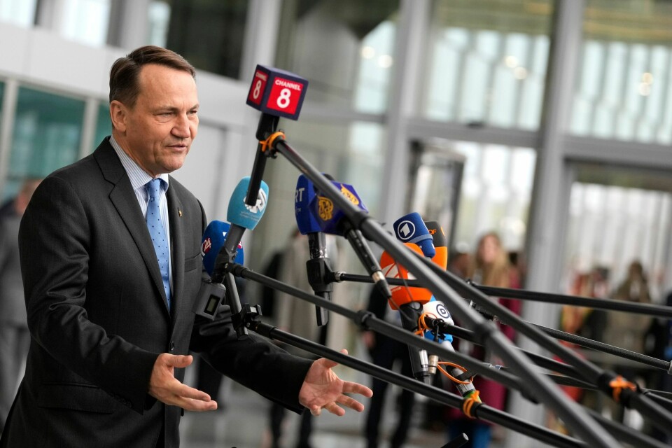 Polens utenriksminister Radoslaw Sikorski er trygg på Natos forsvarsevne i en eventuell konfrontasjon mot Russland. Poland's Foreign Minister Radoslaw Sikorski speaks with the media as he arrives for a meeting of NATO foreign ministers at NATO headquarters in Brussels, Wednesday, April 3, 2024. NATO foreign ministers gathered in Brussels on Wednesday to debate plans to provide more predictable, longer-term support to Ukraine. (AP Photo/Virginia Mayo)