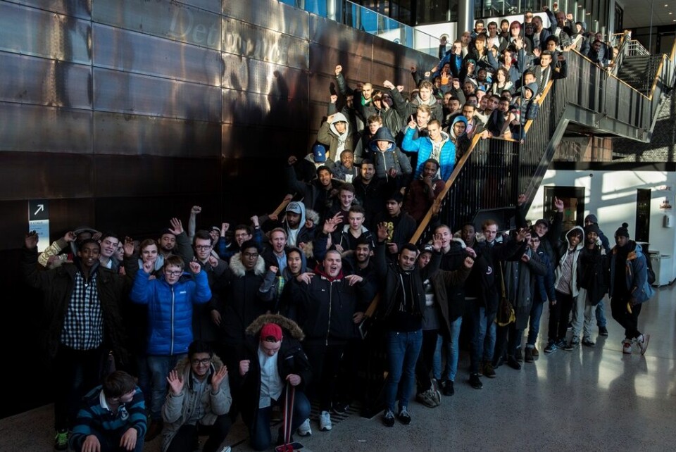 160 helsefagelever samlet seg på Kuben yrkesarena for å drepe myten om at helsefag er et «jentefag». FOTO: ANDERS BRATLAND LØVAAS 160 helsefagelever samlet seg på Kuben yrkesarena for å drepe myten om at helsefag er et «jentefag». FOTO: ANDERS BRATLAND LØVAAS