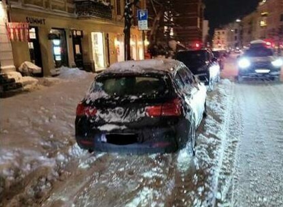 Her parkerte kvinnen i snøkaoset, men kom seg angivelige ikke løs igjen. Her parkerte kvinnen i snøkaoset.