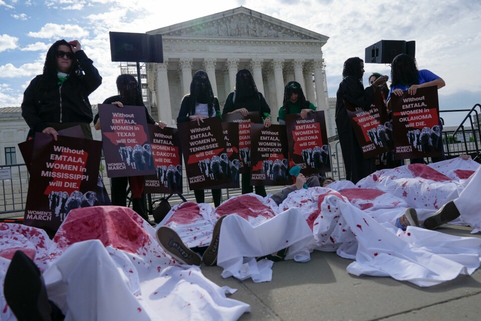 Amerikanske kvinner demonstrerer mot de strenge abortlovene utenfor høyesterettsbygningen i Washington. Amerikanske kvinner demonstrerer mot de strenge abortlovene utenfor høyesterettsbygningen i Washington.