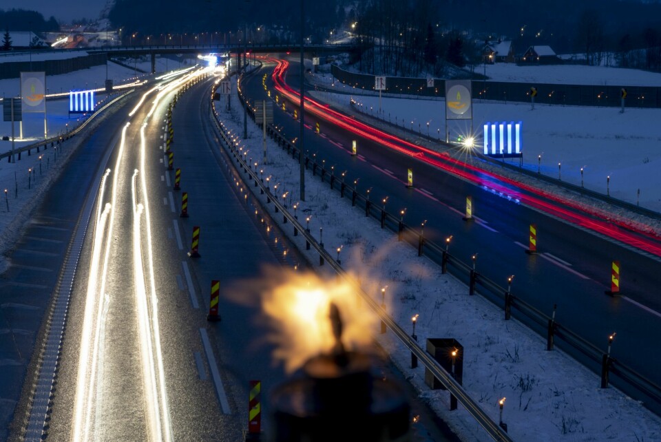 I årets fire første måneder har 29 liv gått tapt i trafikken. Dette er sju flere enn i fjor, men på samme nivå som året før pandemien. Det viser foreløpige tall fra Statens vegvesen Lysmarkering for å minnes omkomne i trafikken ved Borgekrysset på E18 ved Skjee kirke i Vestfold i 2022. Foto: Heiko Junge / NTB