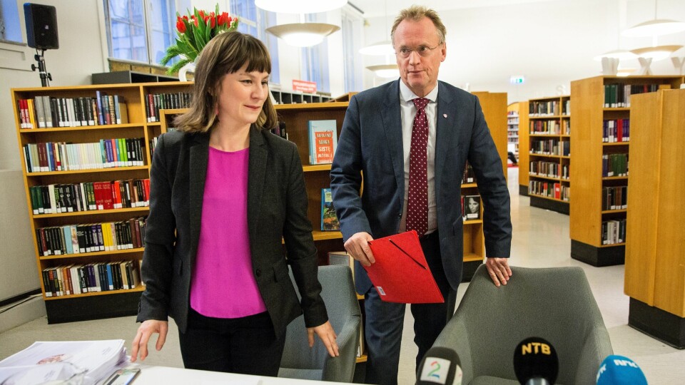 Rina Mariann Hansen (Ap) og Raymond Johansen (Ap) under onsdagens pressekonferanse der de offentliggjorde at de vil fortsette å bygge det nye hovedbiblioteket i Bjørvika. FOTO: TORE MEEK/NTB SCANPIX Rina Mariann Hansen (Ap) og Raymond Johansen (Ap) under onsdagens pressekonferanse der de offentliggjorde at de vil fortsette å bygge det nye hovedbiblioteket i Bjørvika. FOTO: TORE MEEK/NTB SCANPIX