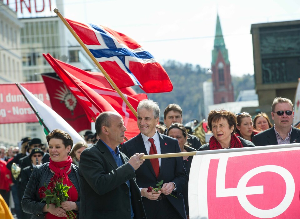 Det norske flagget har vært viktig for arbeiderbevegelsen, og arbeidernes dag, 1. mai, er offisiell flaggdag. Her fra Jonas Gahr Støres Bergens-besøk i 2015, sammen med daværende leder i Ap i Bergen, Marte Mjøs Persen (til venstre med roser) fanebærer Djevat Hisenaj og SVs nestleder Oddny Miljeteig (til høyre). Norsk flagg