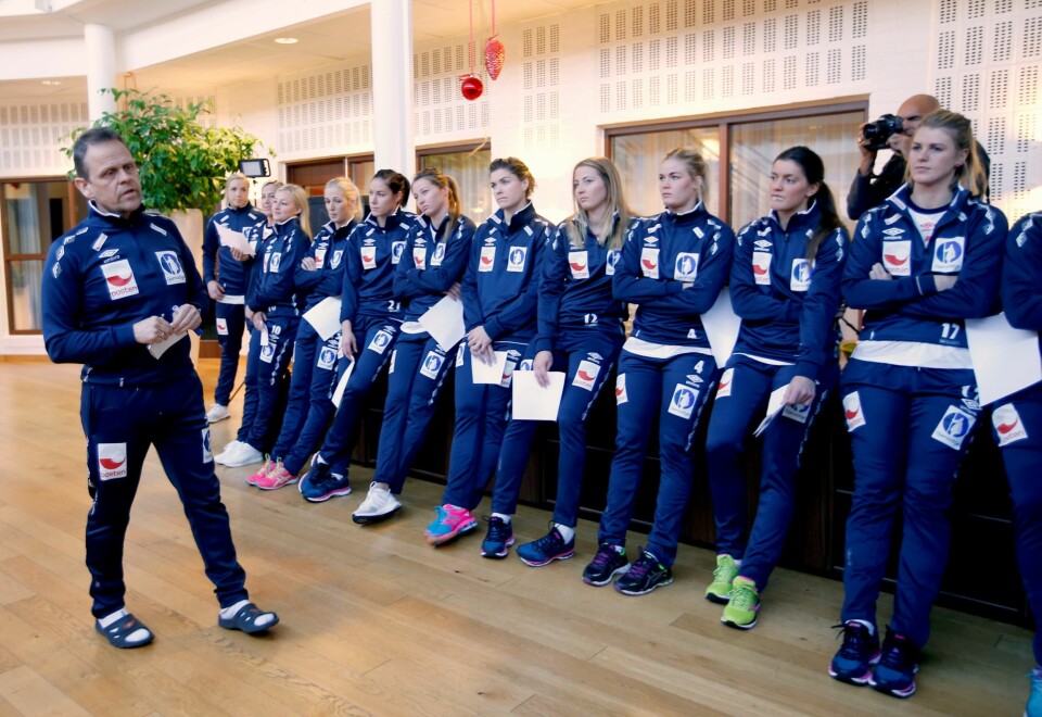 Håndballjentene er klare til åpningskampen mot Russland i kveld. Her fra gårsdagens presentasjon. FOTO: VIDAR RUUD/NTB SCANPIX Håndballjentene er klare til åpningskampen mot Russland i kveld. Her fra gårsdagens presentasjon. FOTO: VIDAR RUUD/NTB SCANPIX