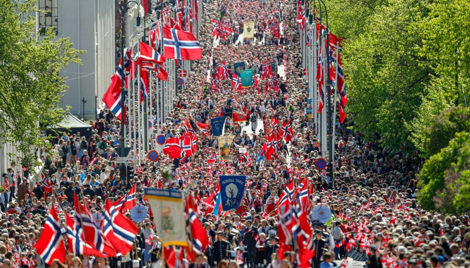 Barnetoget på vei opp Karl Johan i Oslo mot slottet i 2017 - og et hav av flagg. Norsk flagg