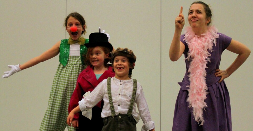 HELT MED: (F.v.:) Tiril Kihle (12), Augusta Møller (8), Theo Sebastian A. Berglie (7) og Claire Elise Le Blanc (12) er hjertelig til stede i Konnerud barne- og ungdomsteaters første forestilling: «Showmoro». Forestillingen vises to ganger i morgen – klokka 13.00 og klokka 16.00 – på Marienlyst skole. FOTO: MARIA BERG HELT MED: (F.v.:) Tiril Kihle (12), Augusta Møller (8), Theo Sebastian A. Berglie (7) og Claire Elise Le Blanc (12) er hjertelig til stede i Konnerud barne- og ungdomsteaters første forestilling: «Showmoro». Forestillingen vises to ganger i morgen – klokka 13.00 og klokka 16.00 – på Marienlyst skole. FOTO: MARIA BERG