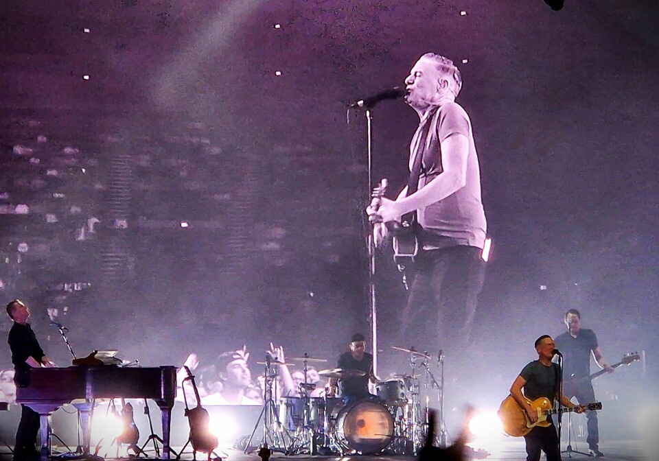 Bryan Adams lagde stort show i to og en halv time i Oslo Spektrum. Bryan Adams lagde stort show i to og en halv time i Oslo Spektrum.