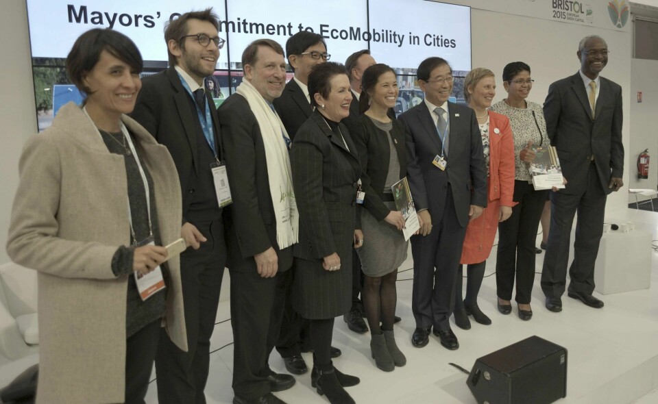 Oslos byråd for miljø og samferdsel, Lan Marie Nguyen Berg (i midten), er i Paris sammen med blant andre ordfører i Seoul, Park Won-soon, til høyre for Berg. FOTO: ERIK MARTINIUSSEN