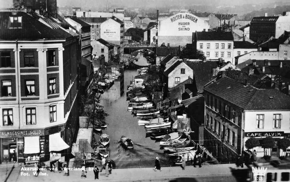 VATTLANDSELVA 1930–40: Fra Vaterlands bru mot Hausmanns bru. FOTO: ANDERS BEER WILSE/OSLO MUSEUM VATTLANDSELVA 1930–40: Fra Vaterlands bru mot Hausmanns bru. FOTO: ANDERS BEER WILSE/OSLO MUSEUM