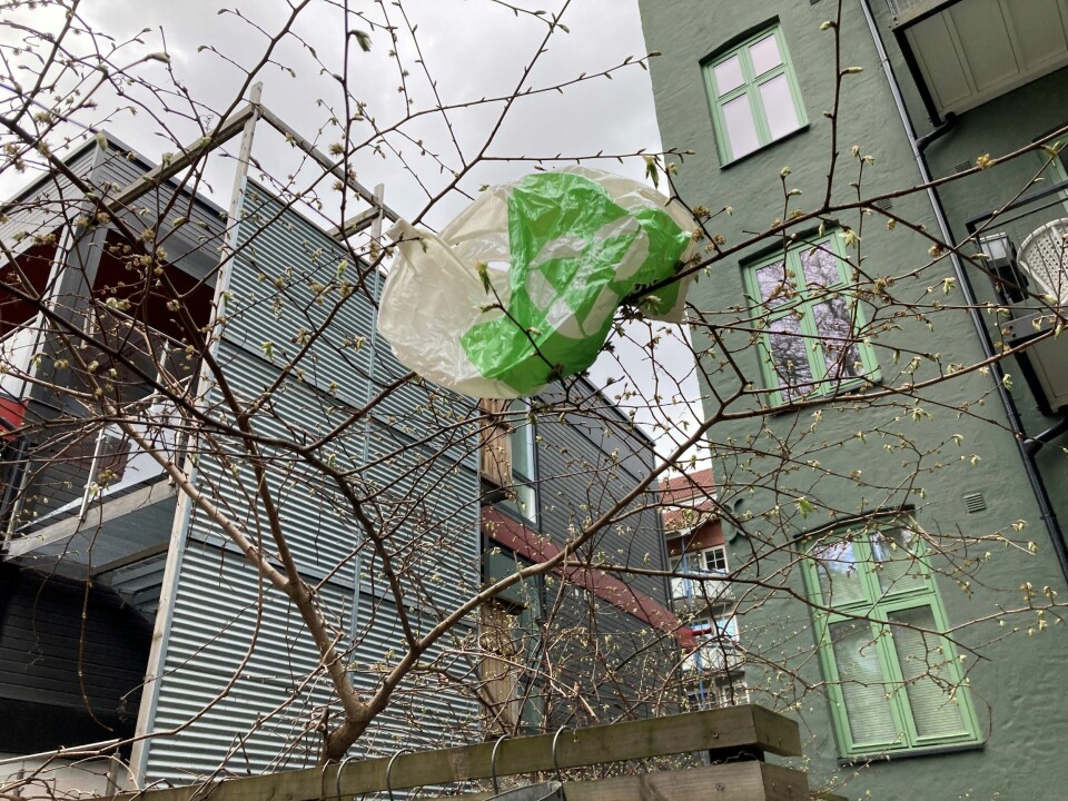 Forbruket av plastposer i Norge skal halveres i løpet av 2025. Samtidig er det bestemt at kontingenten til Handelens Miljøfond skal øke, noe som trolig vil bety at posene blir enda dyrere enn de nå er. Forbruket av plastposer i Norge skal halveres i løpet av 2025. Samtidig er det bestemt at kontingenten til Handelens Miljøfond skal øke, noe som trolig vil bety at posene blir enda dyrere enn de nå er.