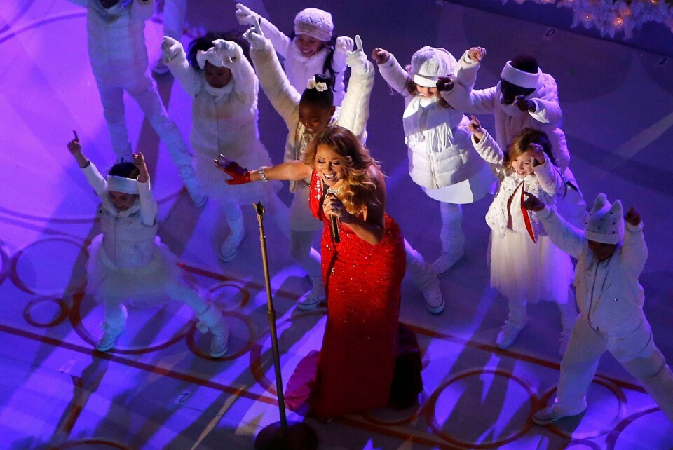 Mariah Carey sang under tenningen av juletreet på Rockefeller Center i New York i fjor. Billettsalget til konserten i Oslo starter fredag. FOTO: JASON DeCROW/NTB SCANPIX