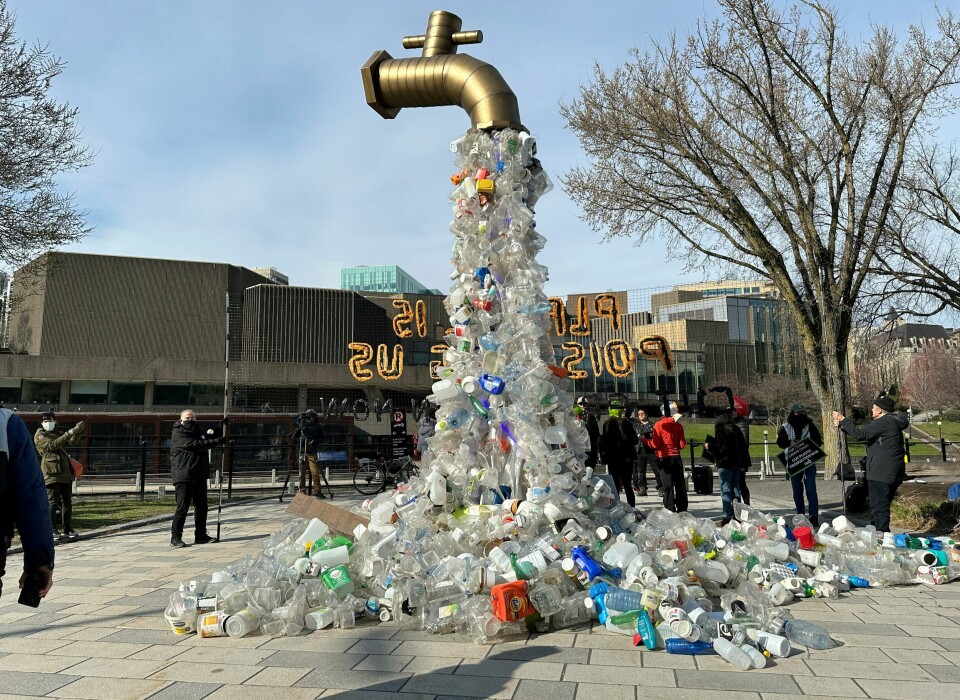 Under forhandlingene om en global plastavtale i Ottawa, har aktivister blant annet tatt i bruk denne installasjonen for å illustrere den omfattende plastforurensningen. Under forhandlingene om en global plastavtale i Ottawa, har aktivister blant annet tatt i bruk denne installasjonen for å illustrere den omfattende plastforurensningen.